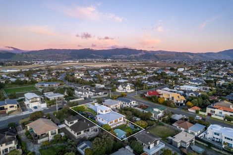 Photo of property in 86 Seaview Road, Paraparaumu Beach, Paraparaumu, 5032