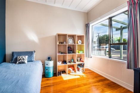 Photo of property in 17 Gladstone Road, Northcote, Auckland, 0627