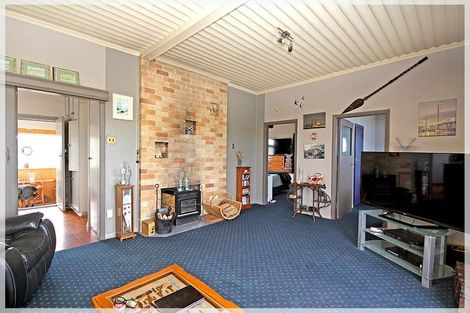 Photo of property in 11 Marine Parade South, Foxton Beach, Foxton, 4815
