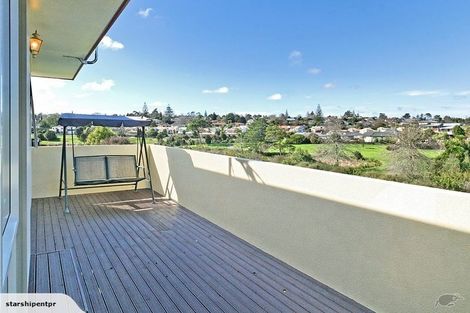 Photo of property in 17 Jubaea Place, Henderson, Auckland, 0610
