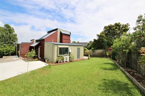 Photo of property in 1/10 Altair Place, Windsor Park, Auckland, 0632