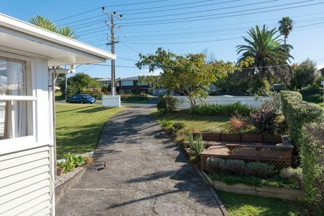Photo of property in 15 Kelwyn Road, Kelston, Auckland, 0602