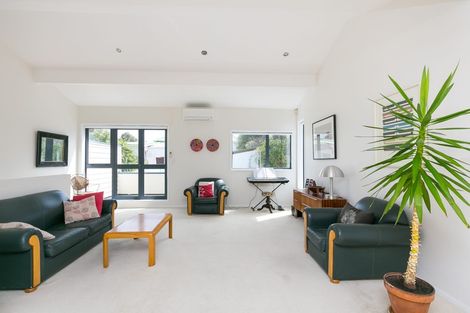 Photo of property in 28 Lawson Place, Mount Victoria, Wellington, 6011