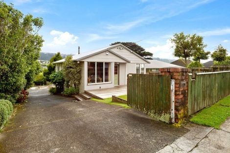 Photo of property in 40 Taylor Terrace, Tawa, Wellington, 5028