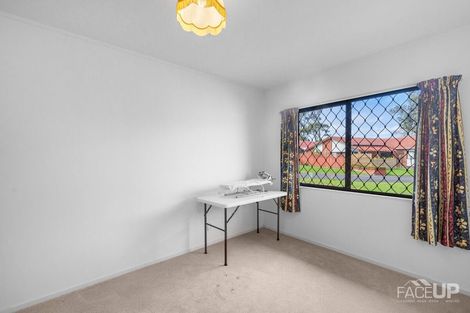 Photo of property in 5 Bosnyak Drive, Te Atatu South, Auckland, 0610