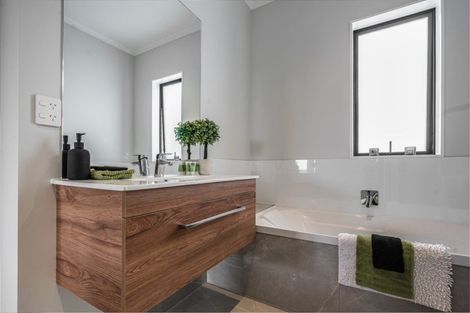 Photo of property in 1/2 Wesley Street, Devonport, Auckland, 0624