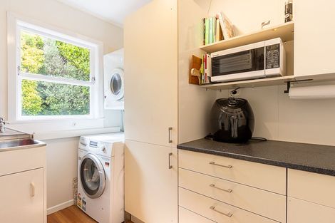 Photo of property in 16 Griffiths Grove, Newlands, Wellington, 6037