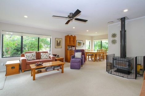 Photo of property in 5 John Webster Place, Glen Eden, Auckland, 0602