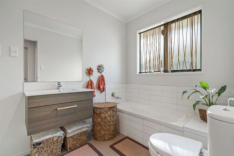 Photo of property in 18 Butterworth Crescent, Papamoa Beach, Papamoa, 3118