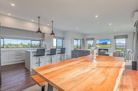 Photo of property in 49 Johnstone Drive, Fitzherbert, Palmerston North, 4410