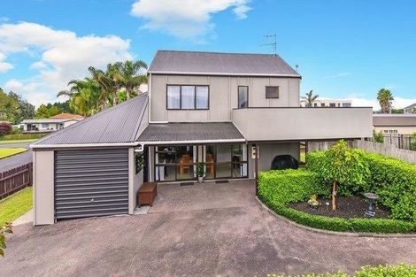 Photo of property in 2 Millen Place, Clarks Beach, 2122