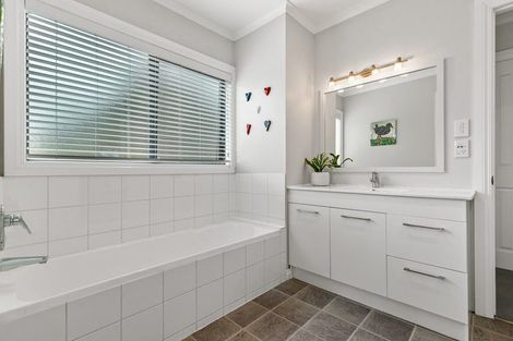 Photo of property in 4a Pounamu Avenue, Greenhithe, Auckland, 0632