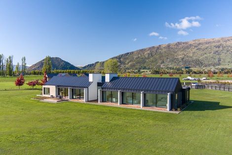 Photo of property in 10 Little Orchard Way, Wanaka, 9382