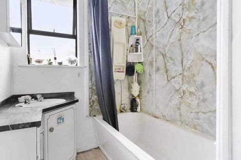 Photo of property in 2 Kirton Crescent, Manurewa, Auckland, 2102