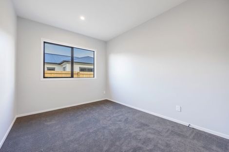 Photo of property in 15 Mcindoe Road, Kumeu, 0810