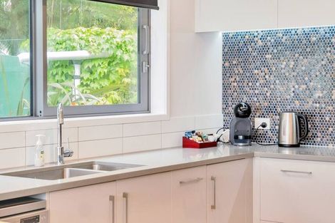 Photo of property in 23 Quinns Road, Waiatarua, Auckland, 0612