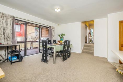 Photo of property in 35 Pinewood Grove, Botany Downs, Auckland, 2010