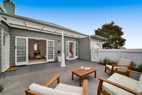 Photo of property in 9 Mayfair Place, Westown, New Plymouth, 4310