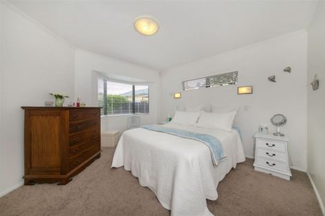 Photo of property in 19 Heversham Place, Glendene, Auckland, 0602