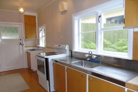 Photo of property in 8 Park Avenue, Tawa, Wellington, 5028