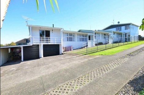 Photo of property in 81 Pupuke Road, Northcote, Auckland, 0627