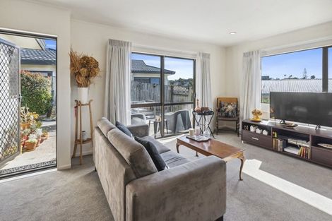 Photo of property in 2/32 Charlotte Street, Stanmore Bay, Whangaparaoa, 0932