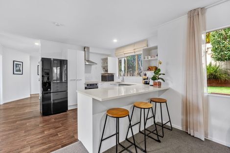 Photo of property in 8a Aplin Place, Birkdale, Auckland, 0626