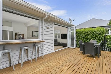 Photo of property in 15 Alberta Street, Point Chevalier, Auckland, 1022