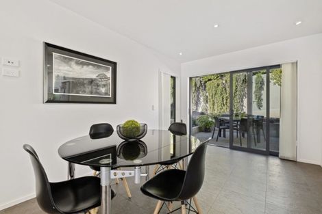 Photo of property in 5 Milward Place, Kelvin Heights, Queenstown, 9300