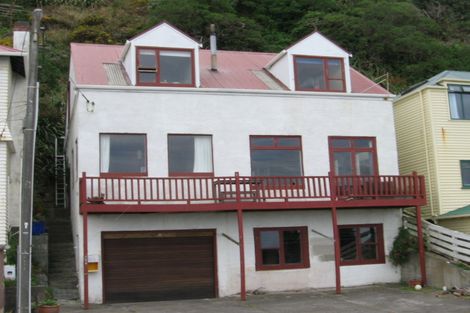 Photo of property in 176 The Esplanade, Island Bay, Wellington, 6023