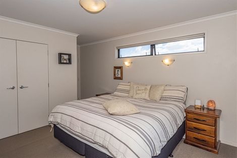 Photo of property in 5 Paradise Point Place, One Tree Point, 0118