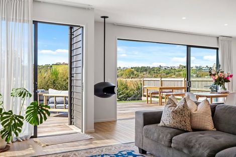 Photo of property in 37 Tangaroa Place, Poike, Tauranga, 3112