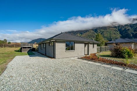 Photo of property in 10 Lakefield Close, Kingston, Athol, 9793