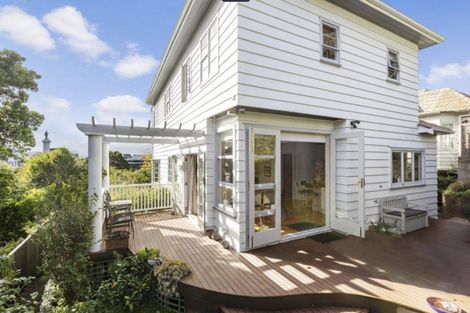 Photo of property in 11 Kinross Street, Kelburn, Wellington, 6012
