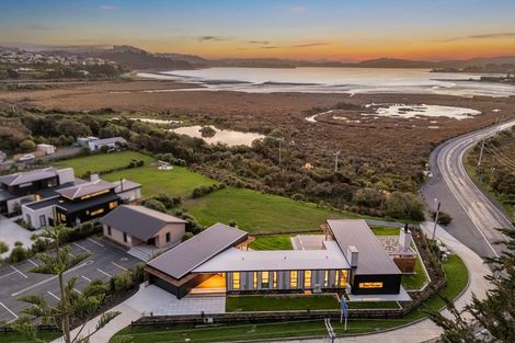 Photo of property in 43 Paekakariki Hill Road, Pauatahanui, Porirua, 5381