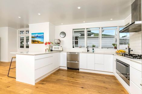 Photo of property in 24 Sulphur Beach Road, Northcote Point, Auckland, 0627