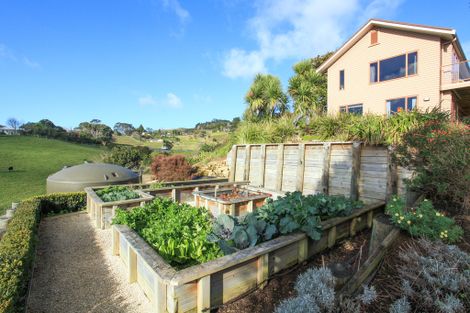 Photo of property in 1 Lorenzen Bay Road, Raglan, 3225