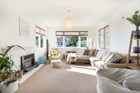 Photo of property in 22 Lyndfield Lane, Newlands, Wellington, 6037