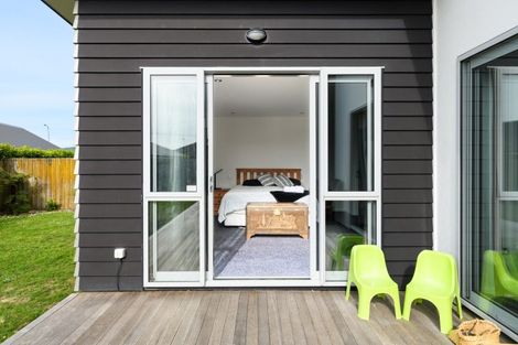 Photo of property in 4 Saint Heliers Grove, Fitzherbert, Palmerston North, 4410