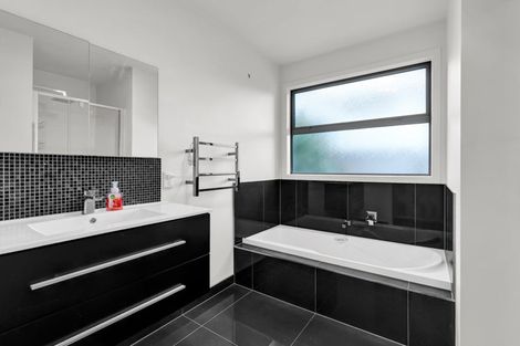 Photo of property in 13a Heta Road, Highlands Park, New Plymouth, 4312