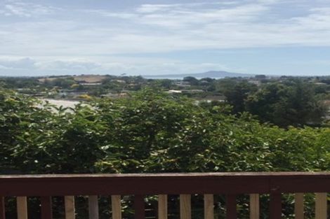 Photo of property in 2 Kingussie Place, Highland Park, Auckland, 2010