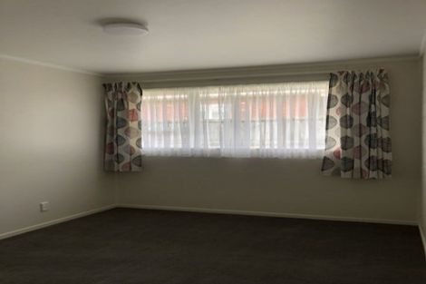 Photo of property in 52 Buscomb Avenue, Henderson, Auckland, 0610