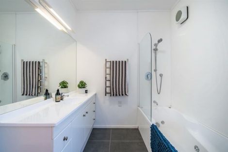 Photo of property in 10 West Glade Crescent, Birkenhead, Auckland, 0626