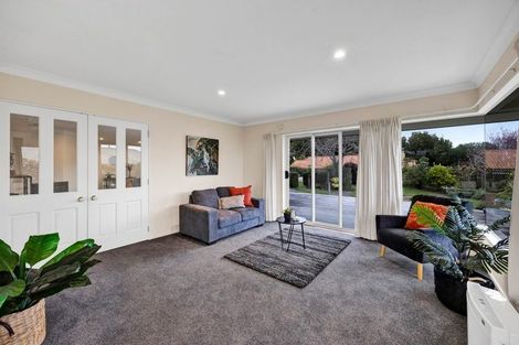 Photo of property in 18 Kinross Drive, Merrilands, New Plymouth, 4312