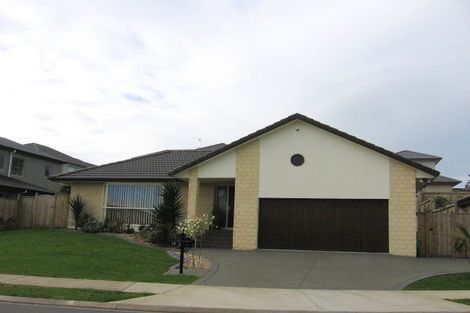 Photo of property in 16 Fernloche Place, Flat Bush, Auckland, 2016