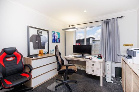 Photo of property in 83 Johnstone Drive, Fitzherbert, Palmerston North, 4410