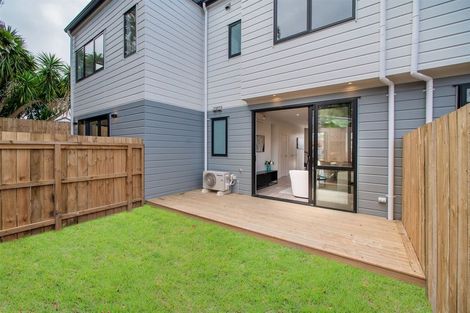 Photo of property in 5d Beach Road, Te Atatu Peninsula, 0610