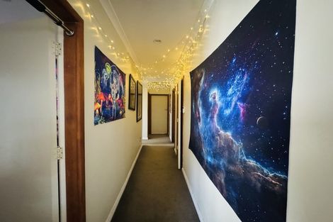 Photo of property in 19 Pinkerton Grove, Newlands, Wellington, 6037