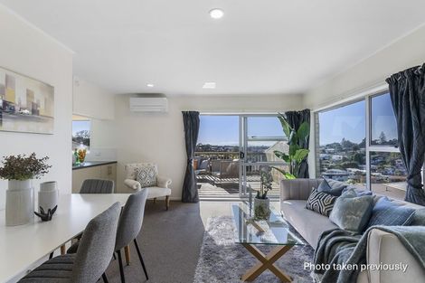 Photo of property in 8b Havana Place, Glenfield, Auckland, 0629