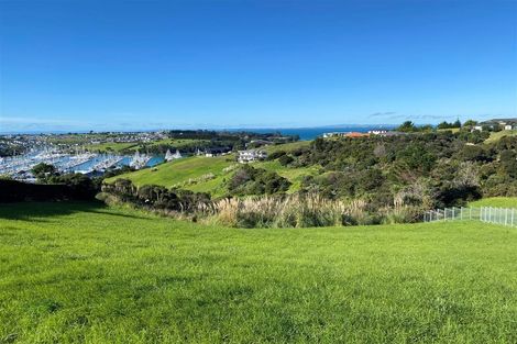 Photo of property in 127 Roberts Road, Matakatia, Whangaparaoa, 0930